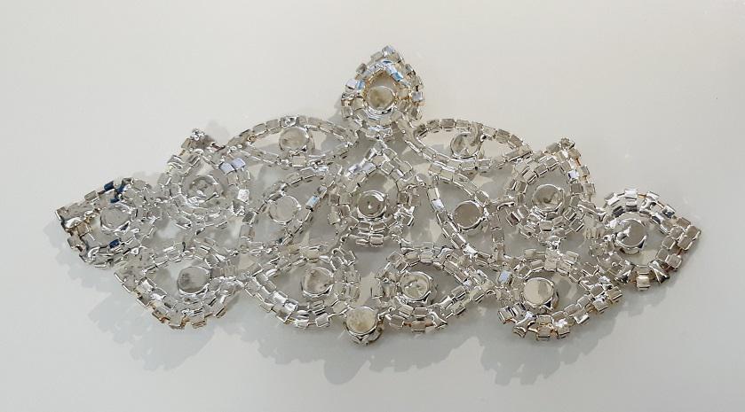 https://www.fullyedekparca.com/Metal Taşlı Saç Aksesuar Eşarp Başörtüsü Gelin Aksesuarı 15 cm Nişan Kına Düğün Davet